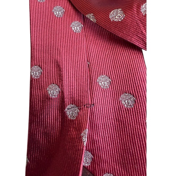 Gianni Versace Men’s Silk‎ Tie Red Medusa Head Pattern Made in Italy - Picture 3 of 4